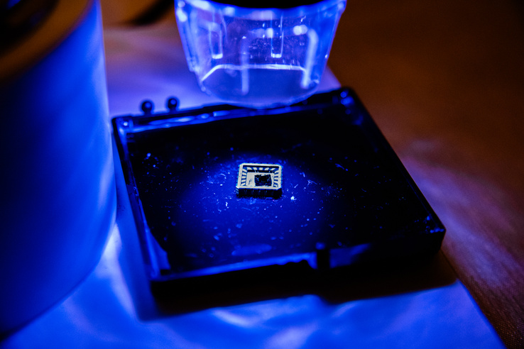 A BME kutatói által épített kvantumcsip.
                        