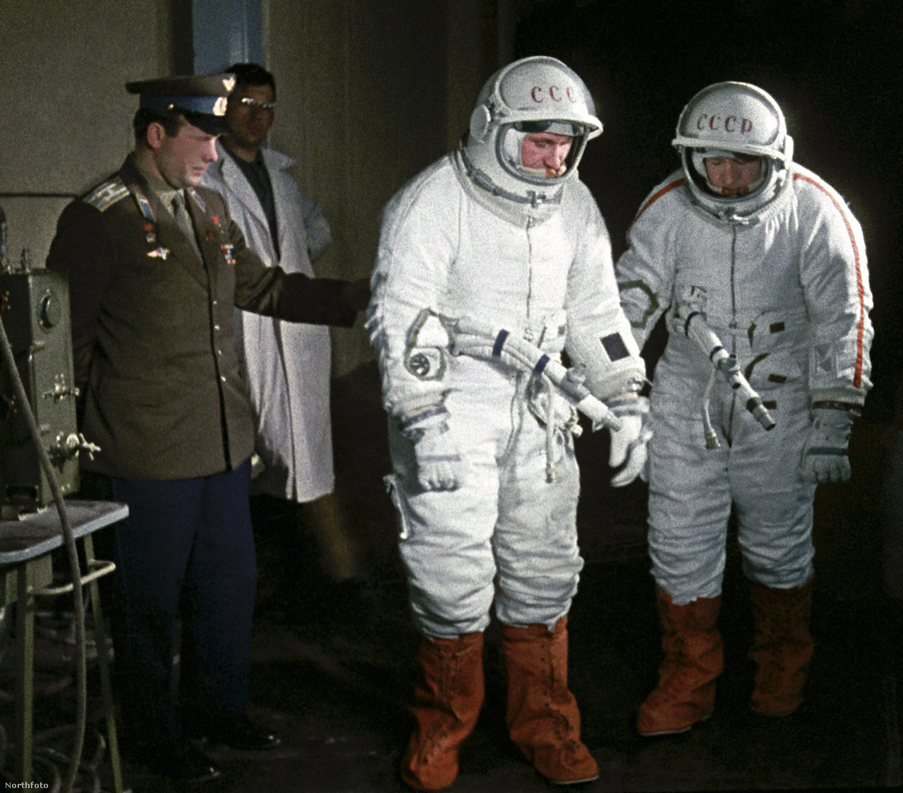 Gagarin a Voszhod-2 űrhajósainak, Leonovnak és Beljajevnek  segít szkafandert próbálni, 1965. március 1-jén.