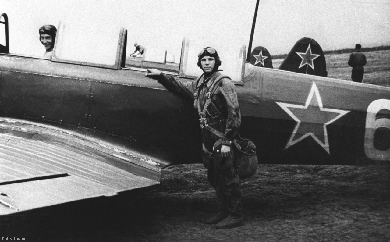 1955-ös fotó: Gagarin az első repülőgéppel, amivel repült, egy Jakovlev Jak-18-cal.