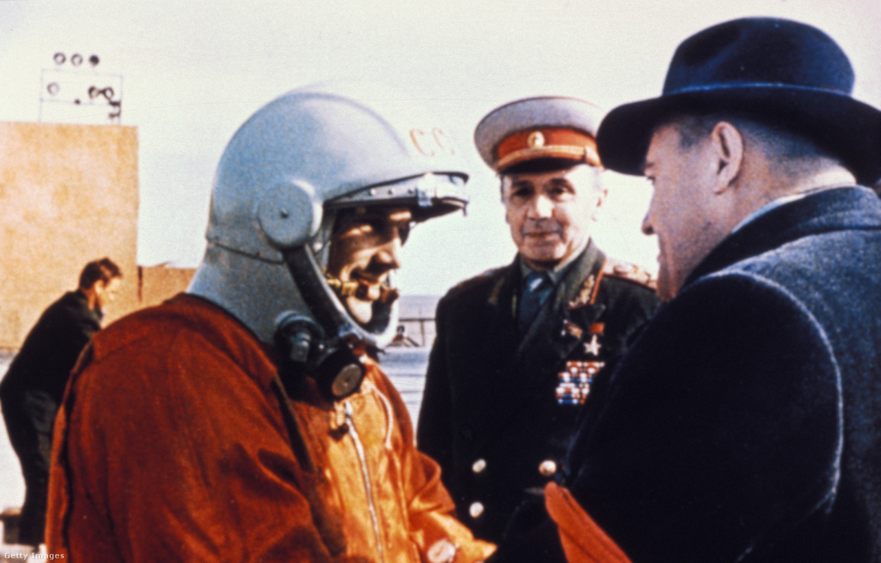 Gagarin űrhajós és Koroljov rakétamérnök búcsúzkodnak a Vosztok-1 történelmi startja előtt. 