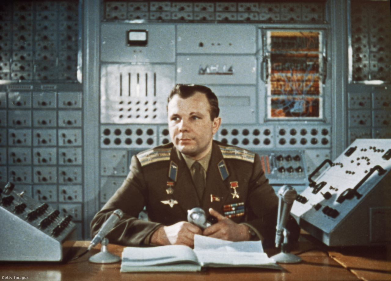 Az űrt megjárt Gagarin egy tévéstúdióban, a hatvanas évek elején.
