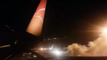 Videón a sűrű füst, ami miatt ki kellett menteni az utasokat Ferihegyen