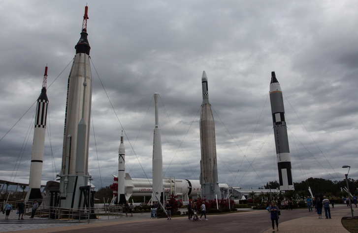 A Rocket Garden rögtön a bejárat mögött. Balról jobbra: Mercury-Redstone, Mercury-Atlas, Explorer I, Thor/Delta, Atlas-Agena, Gemini/Titan II