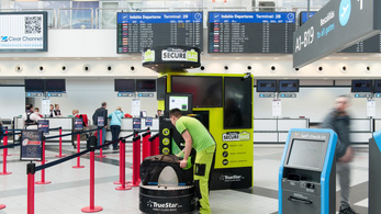 Bepereli a repteret a ferihegyi bőröndfóliázó