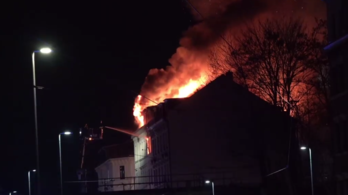 Hatalmas tűz volt Lipcsében, két embernek a tetőről kellett leugrania