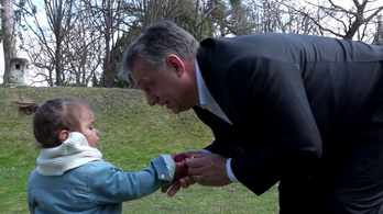 Újra kisgyereket használ a kampányban Orbán Viktor