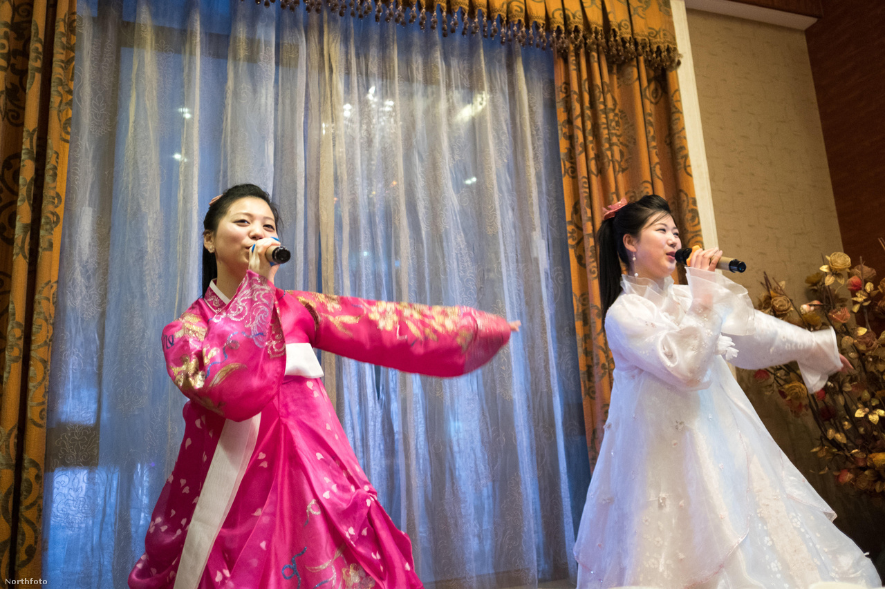 Észak-Korea közelsége egyébként az öltözködésben, a karaokéban és az ételekben is érezhető volt a kínai oldalon is. Néhány bolt kifejezetten északi ruhákat árult, művészeti galériák idealizált északi tájképeket mutattak be, éttermekben pedig észak-koreai specialitásokat is felszolgáltak. Egy főként északiakat elszállásoló hotelben a fellépők hagyományos északi énekeket adtak elő.
                        