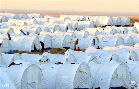 Az ENSZ Menekültügyi Főbiztosságának, az UNHCR-nek a sátortábora, amelyet a tunéziai-líbiai határ tunéziai oldalán fekvő Rász Dzsdirtól több kilométernyire létesítettek a Líbiából menekelők számára.