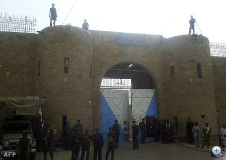 Egy ember meghalt, hatvanan megsérültek a szanaa-i központi börtönben kitört lázadásban