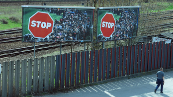 Nem kampányolhat tovább a kormány a STOP-plakátokkal