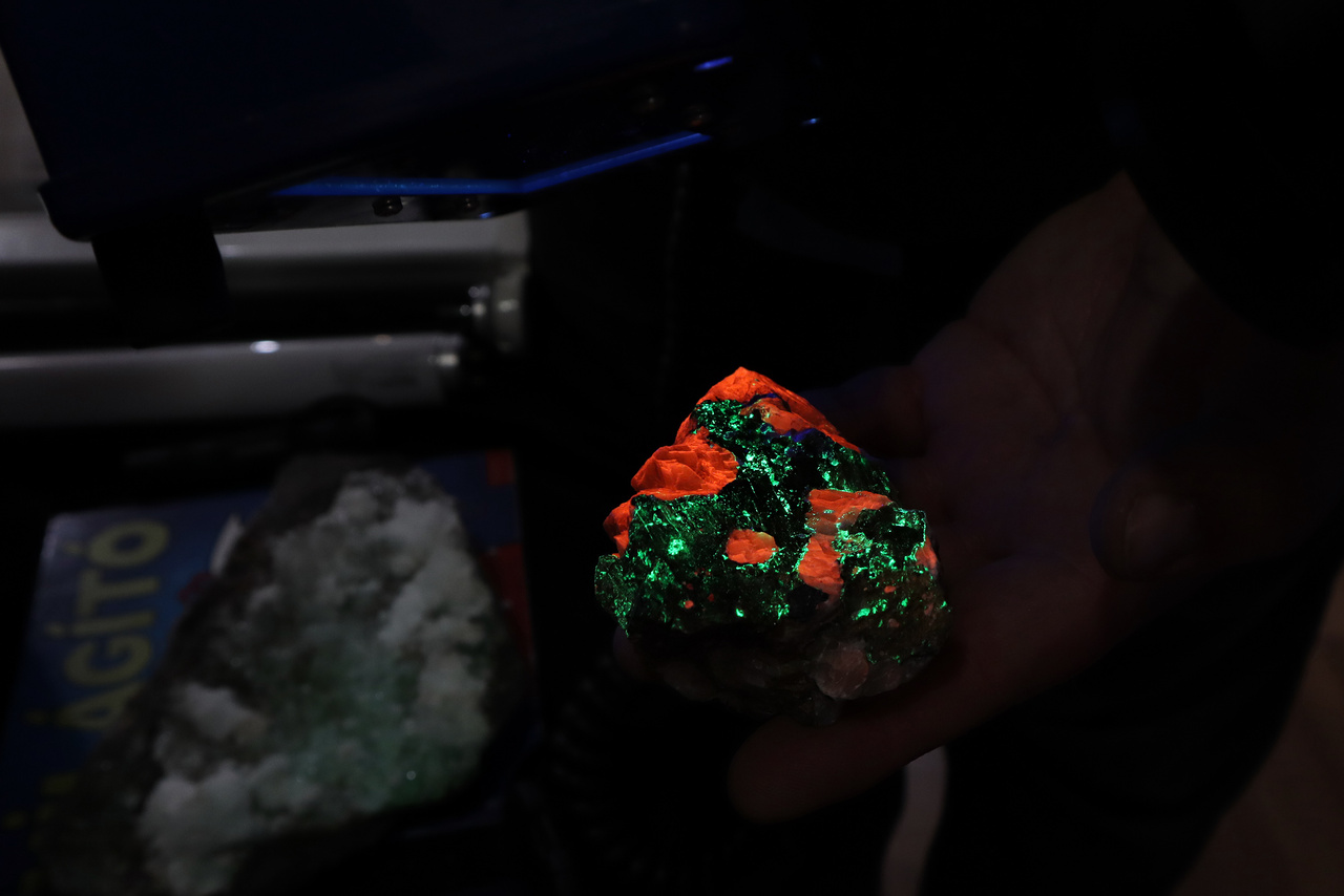 Az UV fényben világító (azaz fluoreszkáló, lumineszcens) ásványok igazán lenyűgözőek tudnak lenni. Ez a willemit kalcit példány egy világító ásványairól híres amerikai bányából, a New Jersey-i Franklinből származik.