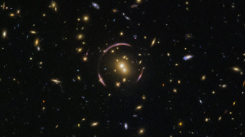 Űrteleszkóp találta meg Einstein egyik gyűrűjét