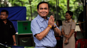 A hatalmon maradásáról dalolt új slágerében a thai miniszterelnök