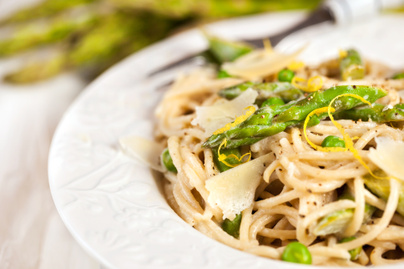 Zöldborsós, spárgás gyorstészta fűszeres spagettiből: finom és könnyű