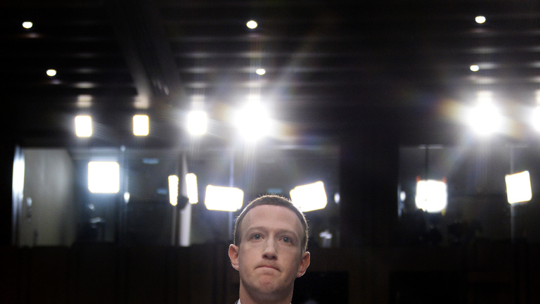 Zuckerberg belengette a fizetős Facebookot