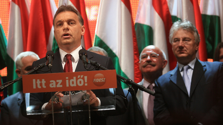 Csak a szerénység és az alázat állandó Orbán Viktornál