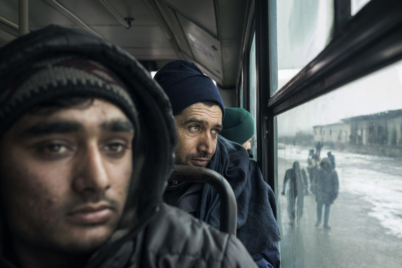 Egy csoport menekült, bevándorló várakozik Belgrádban arra, hogy a városban működő menekülttáborból a városon kívülre szállítsák őket egy másik táborba. A magyarországi, illetve az európai bevándorló- és menekültkérdés körüli hangulat megváltoztatása után a probléma nem megoldódott, hanem visszaszorult a Balkánra, ahol nem sok segítséget kaptak ezek az emberek.