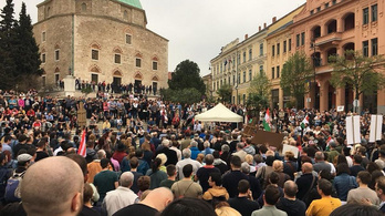 Nagyon sokan voltak a kormányellenes tüntetésen Pécsen