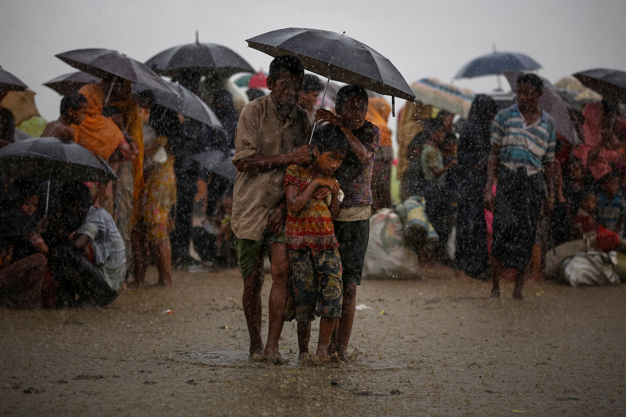 Bejutásra várakozó menekültek az esőben a bangladesi határon.