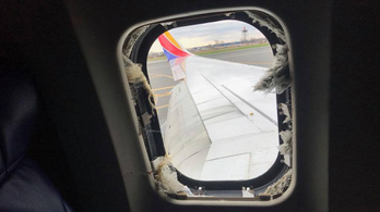 Betört a repülő ablaka, a légnyomáskülönbség félig kiszippantott egy utast, aki belehalt