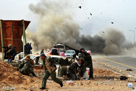 A Kadhafihoz hű erők tankokkal, hadihajókkal és nehéztüzérséggel támadták a várost, sőt, több beszámoló szerint még a tengeri olajplatformokról és olajszállító hajókról is rakétákkal lőtték. 