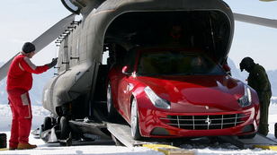 Helikopterrel repülték be a Ferrarikat