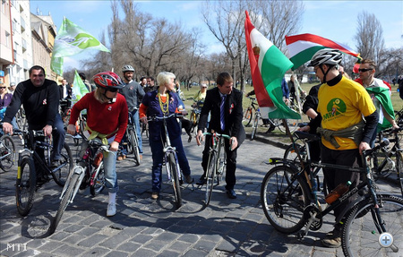 LMP szimpatizánsok rendőri biztosítással kerékpárral járják végig Budapesten a forradalom nevezetes helyeit