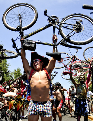 Meztelenül tüntettek a biciklisták Limában