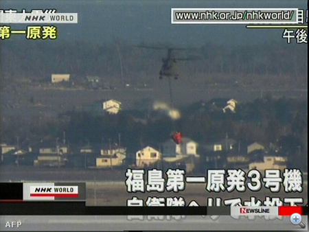 A japán NHK tévé képei szerint ismét hordja a tengervizet a fukusimai erőmű sérült 3-as blokkjára az a helikopter, amit az erős szél miatt ma már egyszer visszahívtak. A gép többször is fordult már, a légi tűzoltásokból jól ismert vörös ballonból önti a vizet a reaktorra. A helikopter csak rövid ideig tartózkodik a létesítmény fölött, hogy lehetőség szerint elkerüljék a személyzet súlyos sugárterhelését. (BBC)
                        