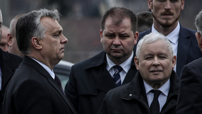 Mi tartja hatalmon Orbánt?