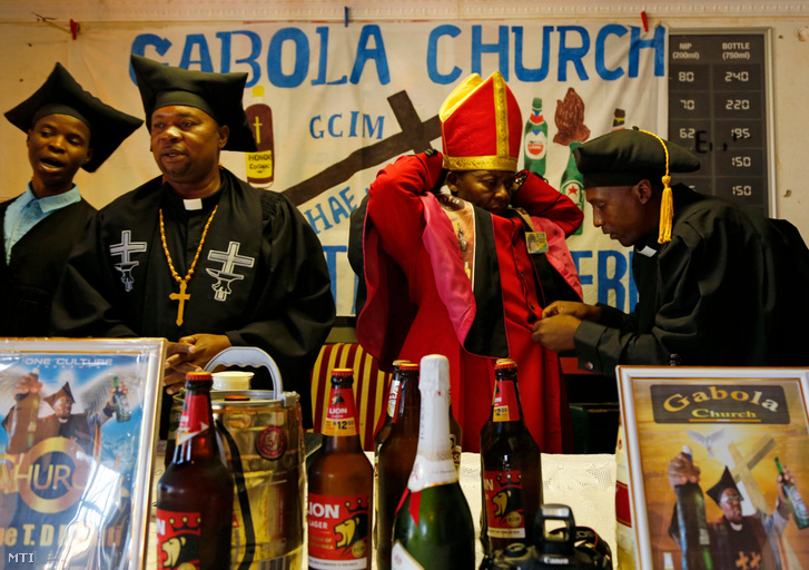 Tsietsi Makiti az általa alapított Gabon egyház önjelölt pápája (j2) misere készülõdik