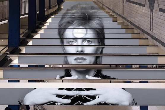 David Bowie-nak öltözött egy metrómegálló