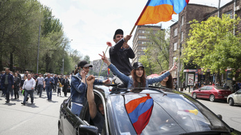 Tüntetések söpörték el Örményország erős emberét