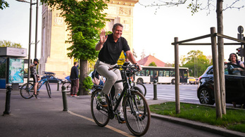 A román államfő rácsodálkozott a városi biciklizésre