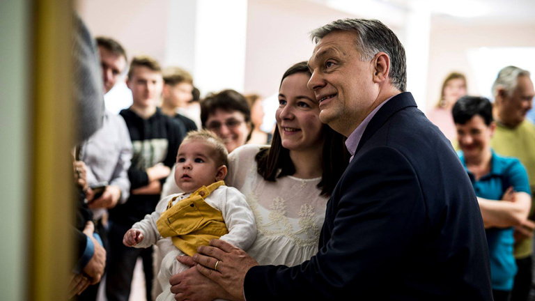 Orbán megpróbálja a lehetetlent