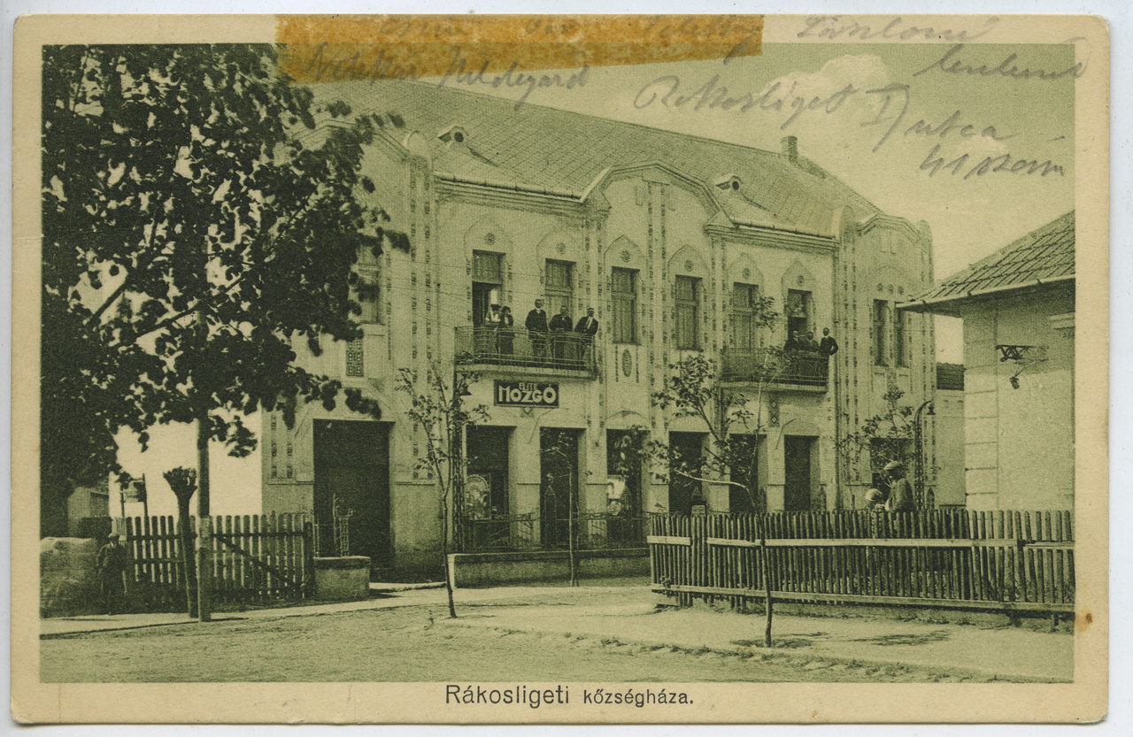 Budapest 17. kerülete, Rákosliget még ma is a város szélének számít, hát még a tízes évek elején, amikor ebben az épületben szálloda működött az emeleten, lent pedig kávéház. Ez utóbbiban zajlottak az első rákosligeti vetítések, majd 1914-ben az emeleti szobákban irodákat alakított ki a községi elöljáróság, a földszinti tereket pedig mozivállakozás vette birtokba. Az Elite Mozgót később nevezték Apollónak, a háború után Szabadságnak, majd ki tudja miért Maros mozinak. Ezen a néven zárt be a kilencvenes évek elején, bő másfél évtized múltán pedig újranyitott a felismerhetetlenségig átalakított épületben, melynek egyedül csak erkélyrácsai emlékeztetnek fényesebb napokra. Minden tisztelet a mozit ma is üzemeltető és azt értékes művészfilmekkel életben tartó csapatnak!