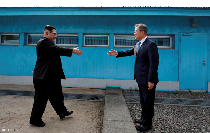  A csúcstalálkozóra érkezve Kim Dzsongun észak-koreai vezető kezet fogott Mun Dzsein dél-koreai elnökkel a két Koreát elválasztó demilitarizált zónában, aztán átlépett a demarkációs vonalon Dél-Koreába. Újra kezet fogtak egymással, majd Kim javaslatára Mun Dzsein is átlépett egy pillanatra az északi részre. Nagyon úgy tűnt, hogy ez a mozzanat nem volt benne a gondosan megkoreografált eredeti programban.