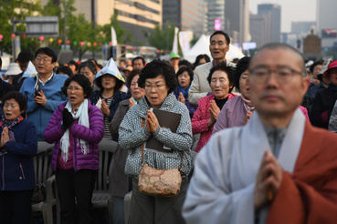 Mindeközben Szöulban buddhista szerzetesek és állampolgárok együtt imádkoztak az utcán a találkozó sikeréért és a megbékélésért.