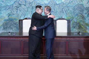 A pénteki Korea-közi csúcstalálkozó tárgyalásainak végén Kim Dzsongun észak-koreai vezető és Mun Dzsein dél-koreai elnök közös nyilatkozatot adott ki, ami alapján együtt dolgoznak majd a Koreai-félsziget teljes atomfegyver-mentesítéséért, és a tervek szerint 2018-ban formálisan is lezárnák az 1950-53 között zajló koreai háborút.A csúcstalálkozót pedig majd egy filmnézéssel egybekötött díszvacsora zárja majd, amin már a két vezető felesége is ott lesz.