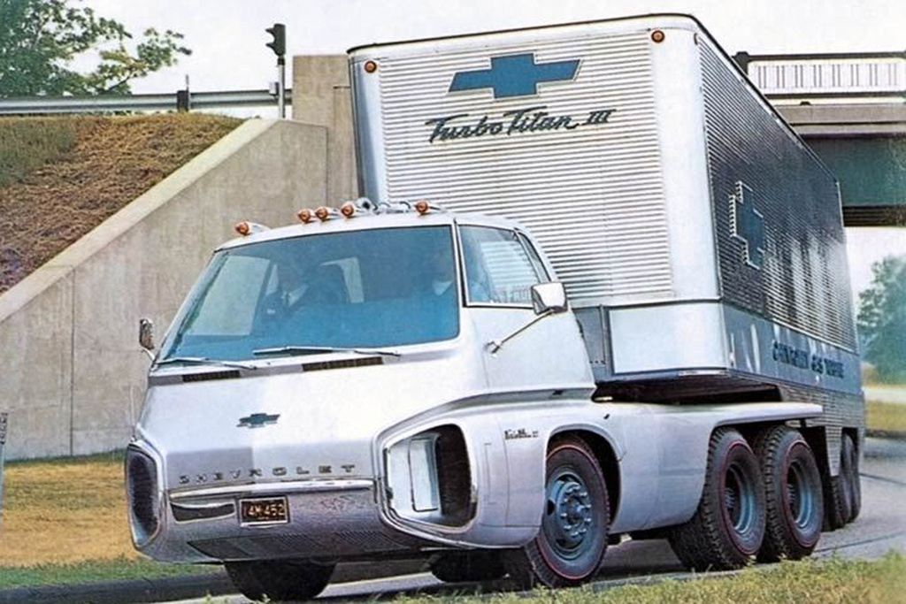 Chevrolet Turbo Titan III. (1965) A GM annyira komolyan gondolta a gázturbinás járművek fejlesztését, hogy a két gyári Chevrolet teherautó gázturbinássá alakítása után, 1965-re megalkották a teljesen új karosszériájú Turbo Titan III-at, amelyet kereskedelmi forgalomban is értékesíteni kívántak. A 38 tonna összsúlyú teherautót rozsdamentes acél és műanyag elemekkel burkolták. A fényszórója rejtett, befordítható volt a hatalmas homlokfali beömlőkbe építve. A gázturbina egy 750 lóerős GM volt, amelyhez egy különleges kialakítású alumínium adapterrel csatlakozott egy Allison-váltó. A Turbo Titan III-nak nem volt kormánya, két forgatható karral lehetett vezetni. A kereskedelmi forgalomba való megjelenésnek lett volna létjogosultsága az egyre bővülő autópálya-hálózatnak köszönhetően, és a UPS rendelt is tíz darabot a Turbo Titanból, azonban 1967-ben egy új környezetvédelmi szabálynak köszönhetően nem állhattak forgalomba a teherautók. Az új szabályoknak való megfelelés újabb dollármilliókat emésztett volna fel, ezért a GM törölte a projektet. A Turbo Titan III-ról sem lehet tudni, hogy mi lett a sorsa.
