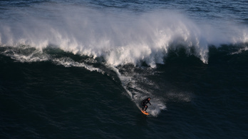 Rekord: 25 méteres hullámot ült meg a szörfös