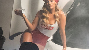 Jennifer Lopezen műanyag forrónadrágban nem látszik, hogy ő a legidősebb Guess-lány