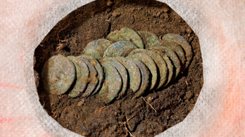 Különleges családi sírt és ezüstérméket találtak Derecskénél