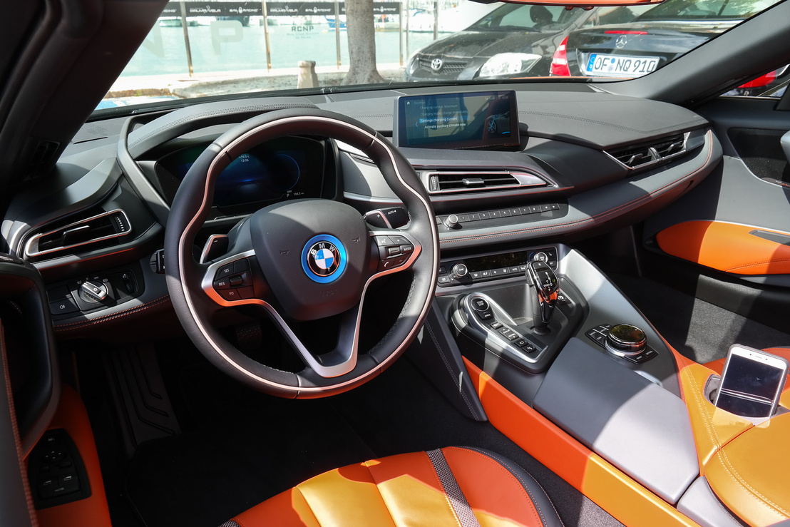 Amúgy ha szupersportkocsit kellene elképzelni BMW-belsővel, az ilyen lenne