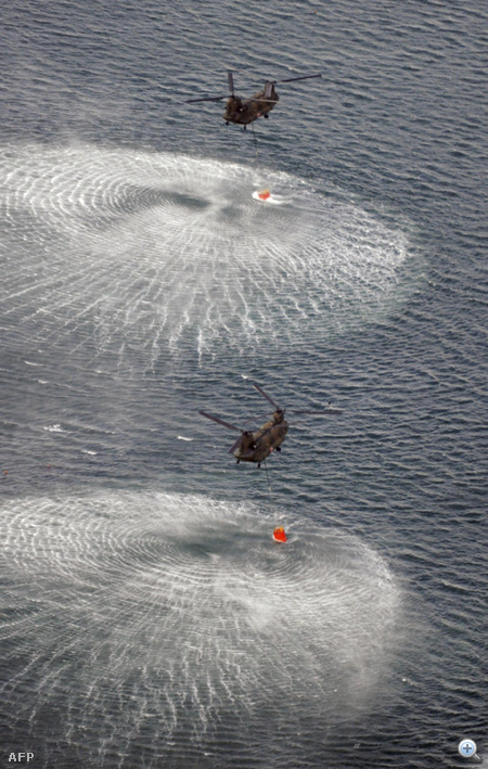 Több mint hét tonna hűtéshez használt vizet bírnak el külön-külön a japán légierő helikopterei