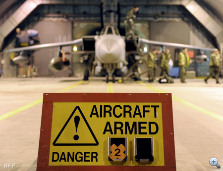 Az angol védelmi minisztérium fotóján egy Tornado GR4-est készítenek fel líbiai küldetésére