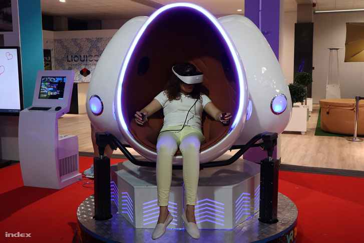 Három tojás alakú kapszulát ringató VR-berendezés.