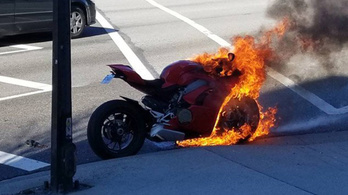 Kell-e félned a tűzhaláltól, ha megáll melletted egy Ducati Panigale V4?