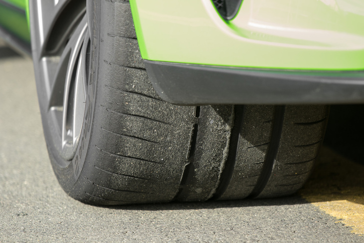 A Dunlop-gumikkal állítólag kevésbé ideges az RS
                        