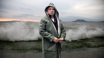 Orbán vadiúj anyagból szőtte a negyedik kabátját